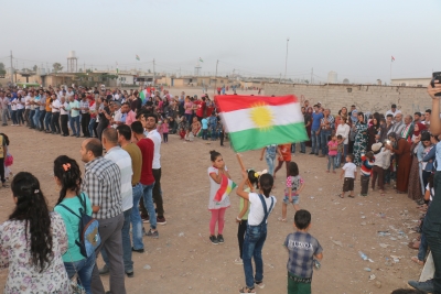 Kurdên KurdistanaSûriyê keyfxweşiya xwe jibo Serkeftina rêfrandomê  bi ahingekê li darxistin