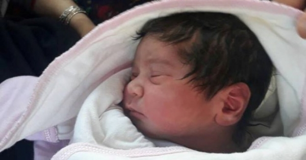 Zarokek li ser r&ecirc;benda K&icirc;mar&ecirc; ji day&icirc;k b&ucirc;